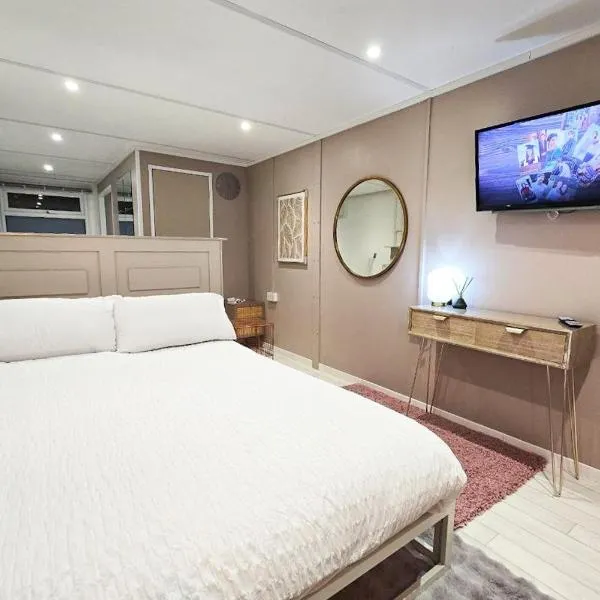 The Fourwinds Cosy Cabin- 15mins to Belfast city，位于贝尔法斯特的酒店