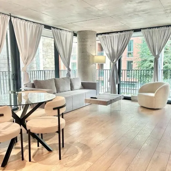 Modern 2 Bedroom Condo in Griffintown - Stylish and Convenient，位于蒙特利尔的酒店