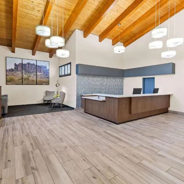 Days Inn & Suites by Wyndham Mesa Near Phoenix，位于梅萨的酒店