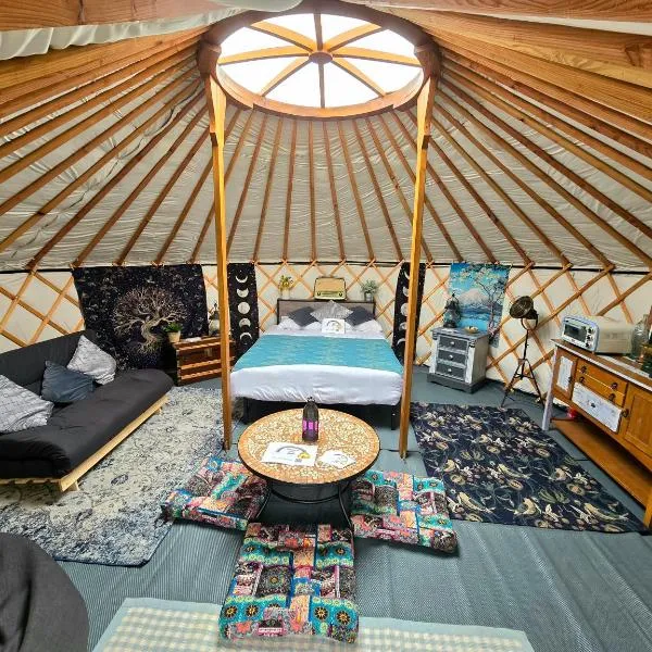 Rainbow's End Yurts，位于多诺赫的酒店