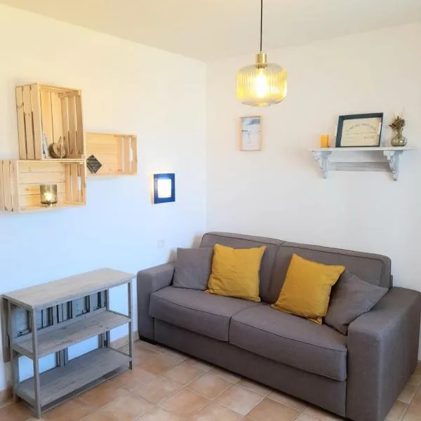 Studio blue whale - sables d'or les pins，位于弗雷埃勒的酒店