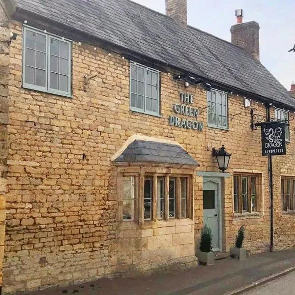 The Green Dragon，位于Brigstock的酒店