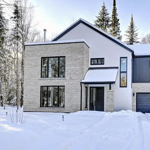 Modern Luxury 4-Bedroom Home by Mont-Tremblant Ski Resort，位于苏必利尔湖的酒店