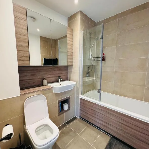 Beautiful King Sized En-suite Room - Anderson Home，位于Dagenham Dock的酒店