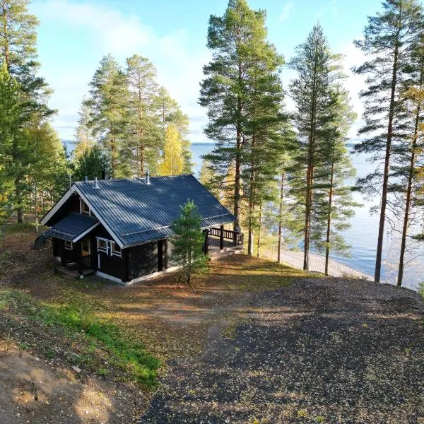 Cottage with stunning lake view and private beach，位于Hattusaari的酒店