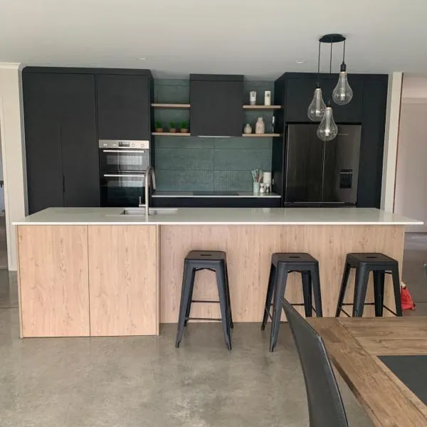 Modern and Spacious 4 bedroom Home only 2yo，位于新普利茅斯的酒店