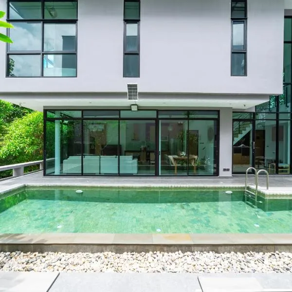 Wallaya 3卧现代泳池度假别墅，位于Laguna Phuket的酒店