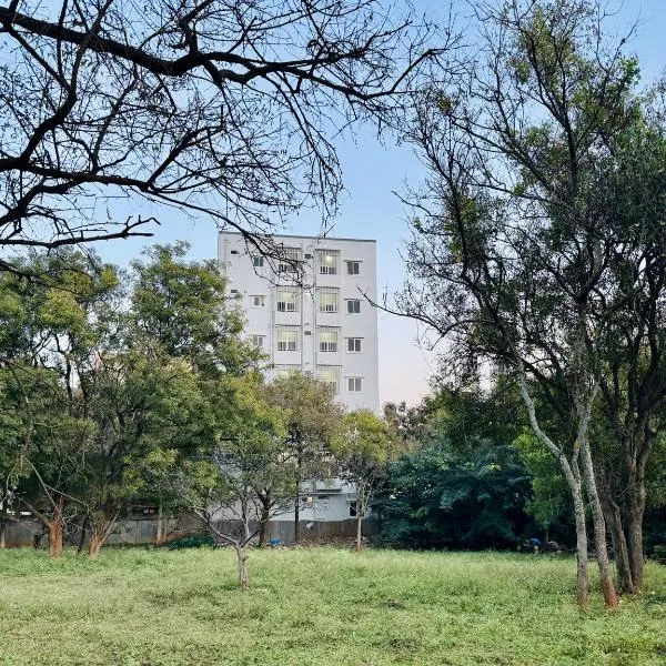 Truelife Whitefield - Premium 1 BHK Apartments - Prime location - Easy access to Main Rd - Metro - ITPL - Fast WiFi - Kitchen - Smart TV - Power backup - Park - Garden views，位于班加罗尔的酒店