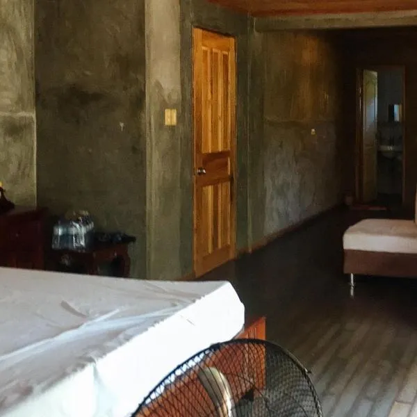 RedDoorz Hostel @ Madrias Pension House Isabela，位于Tumauini的酒店