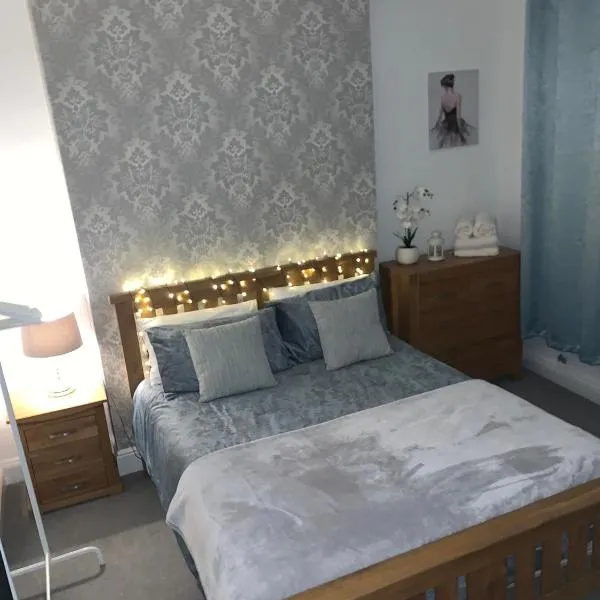 Stylish 91sqm Victoria 2 bedroom Apartment，位于布里斯托的酒店
