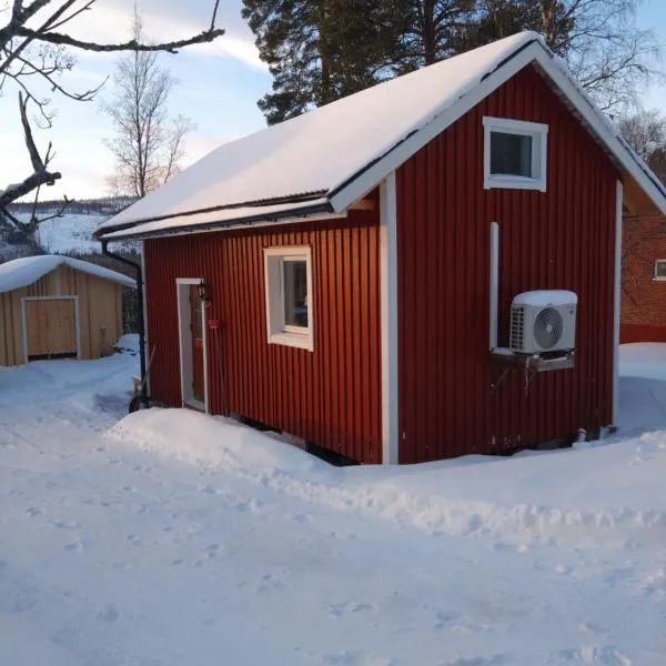 Nyrenoverad charmig gäststuga med sovloft i Järpen，位于Strand的酒店