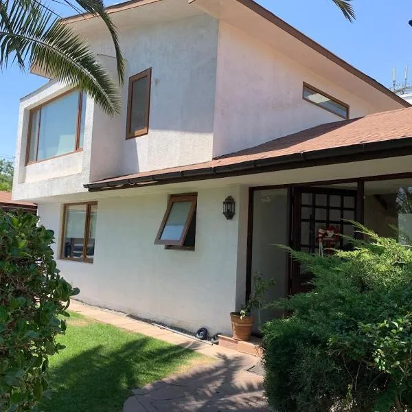 Casa Vitacura 12p pool snow shopping clinicas 5 dorm - 8 camas，位于圣地亚哥的酒店