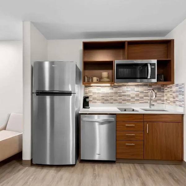 Everhome Suites Glendale Sports Entertainment District by Choice Hotels，位于格伦代尔的酒店