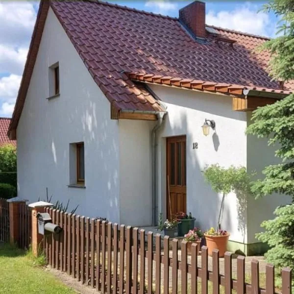 Kleines grünes Haus in der Seenplatte，位于Carpin的酒店