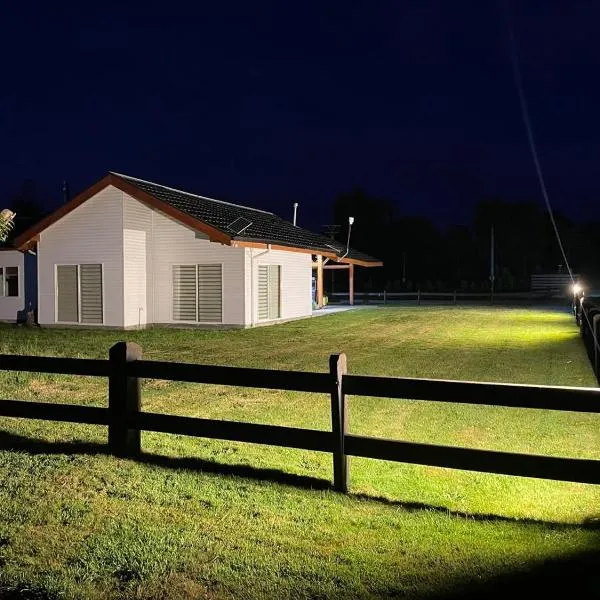 Casa Grande con Tinaja a 10 minutos de Lago Puyehue y Rupanco Ruta 215 Internacional，位于普耶韦的酒店