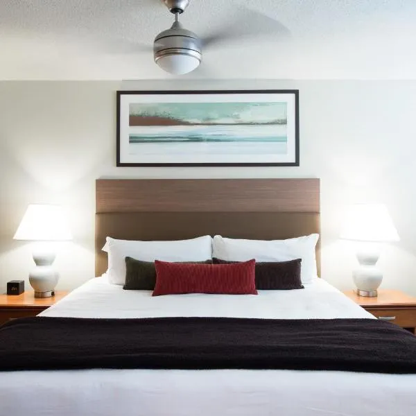 UBC西海岸套房公寓式酒店，位于宝云岛的酒店