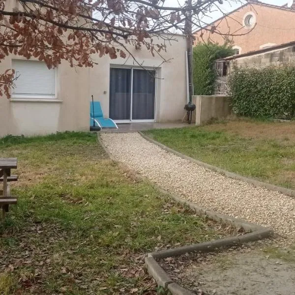 Tiny house aux portes des cevennes，位于Saint-Privat-des-Vieux的酒店
