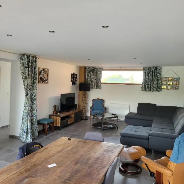 Maison chaleureuse dans un ancien corps de ferme，位于Prémesques的酒店