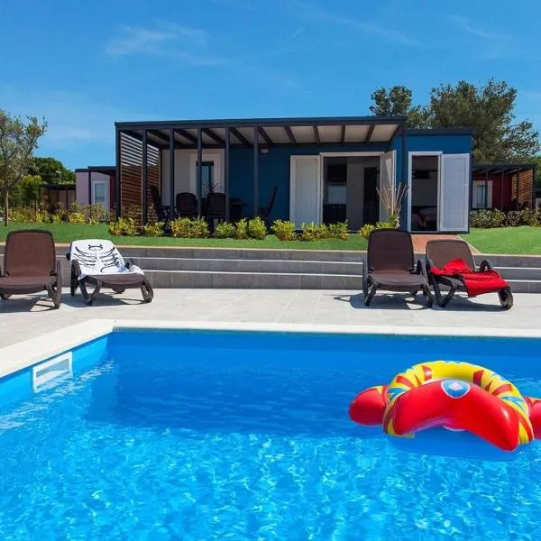 Eurocamp Mobile Homes Kastanija，位于诺维格勒伊斯特拉的酒店