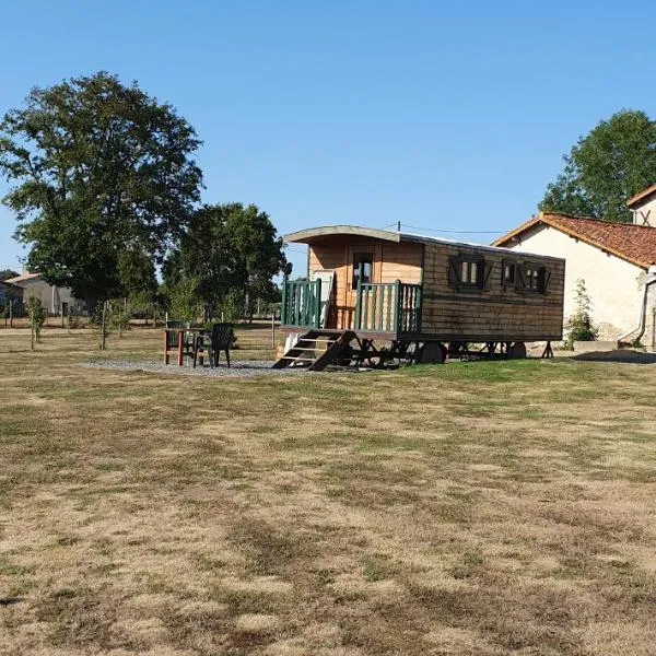 La roulotte de Rochavelle，位于Chiché的酒店