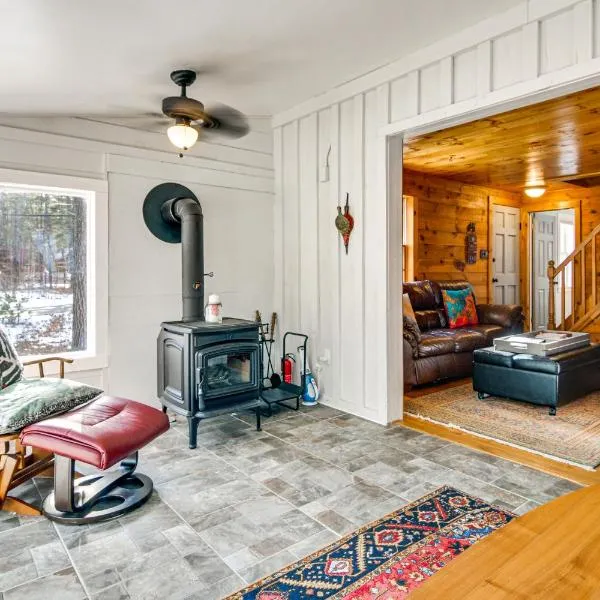 Center Ossipee Cabin with Game Room and Fire Pit!，位于Center Ossipee的酒店