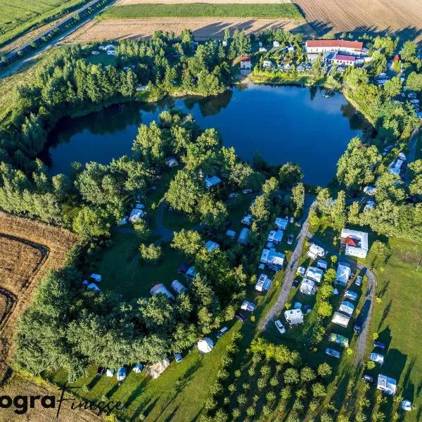 Camping Forteca, parcele kempingowe nad wodą, z własnym namiotem lub przyczepą，位于Uciechów的酒店