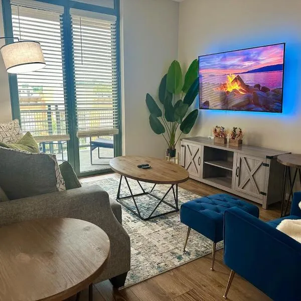 Beautiful Arlington Apartment with Pool & Parking!，位于阿林顿的酒店
