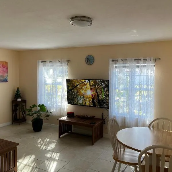 Charming 3 Bedroom 2 Bathroom and a lanai，位于威尼斯的酒店