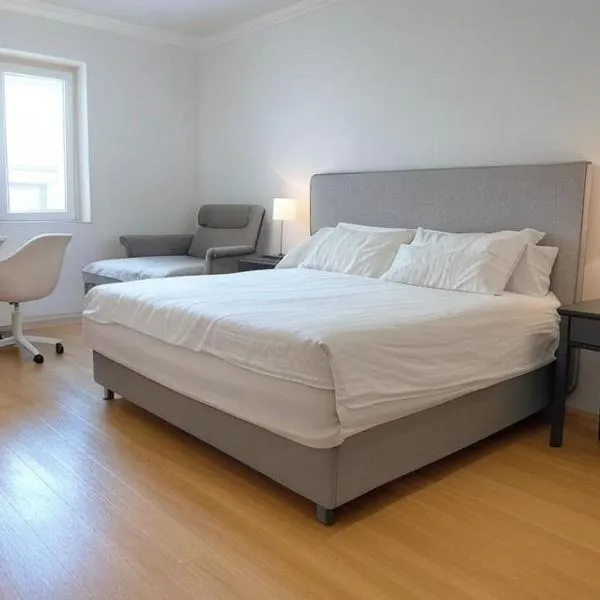 Neat bedroom with exclusive bath -FREE WIFI-Self check in, non-smoking，位于新伦敦的酒店