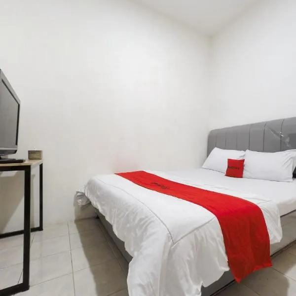 RedDoorz at Flamboyan Harapan Indah，位于贝克西的酒店