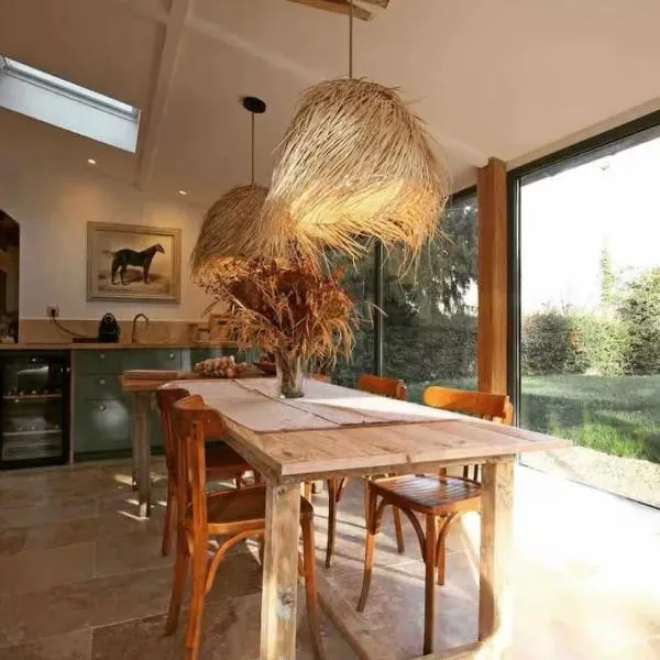 Cottage Normand avec sa grande piscine chauffée toute l année sur parc arboré et clos En plein coeur de la campagne adapté aux kids et Dog friendly，位于Saint-Antonin-de-Sommaire的酒店