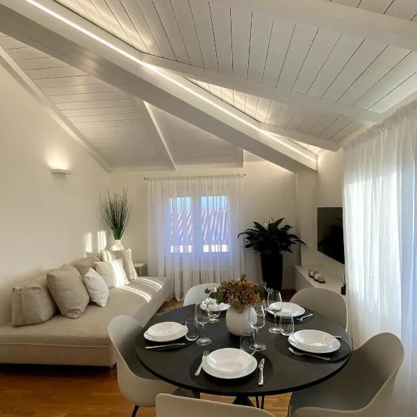 Grenier Blanc2 Elegante Mansarda 3 camere 5 ospiti，位于San Vicenzo di Galliera的酒店