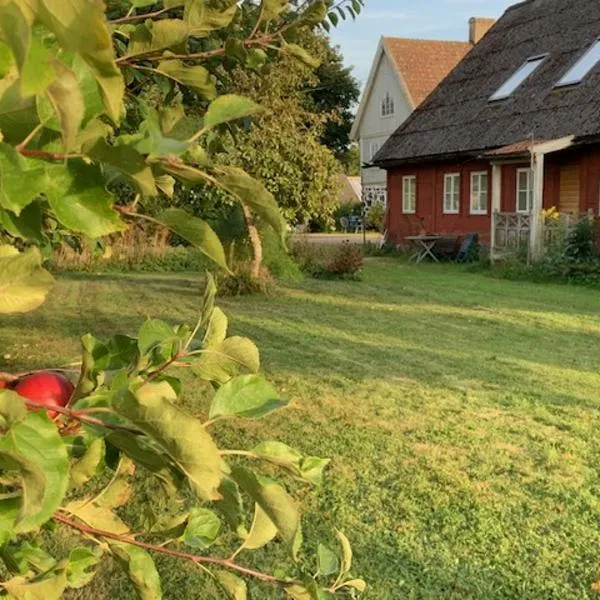 Naturnära boende med 6 sovplatser och 120 m2 på Ängaröds Gård，位于Ljungbyhed的酒店