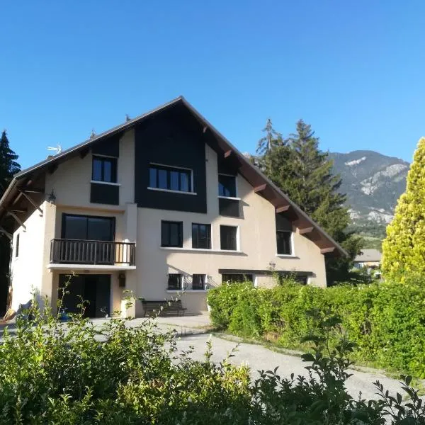 Charmant T2 spacieux au pied de Montdauphin，位于埃格里尔的酒店