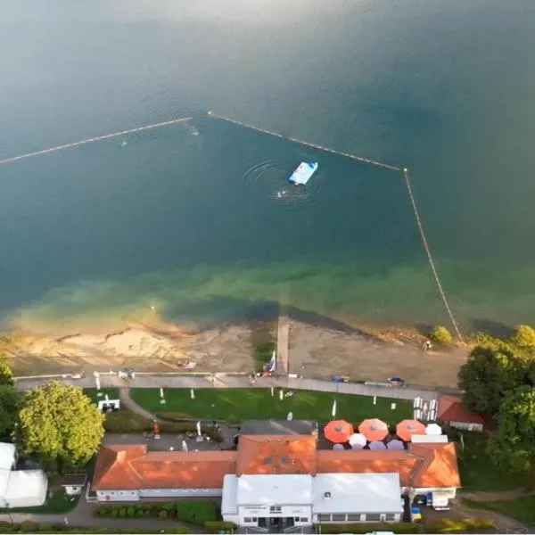 Strandhaus Edersee Nr 12 - Kaminzimmer, Seeblick, Badestrand, Seeterrasse，位于瓦尔德克的酒店
