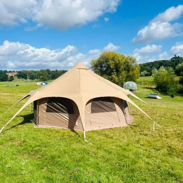 Hertford Farm riverside camping firepit bbq，位于赫特福德的酒店