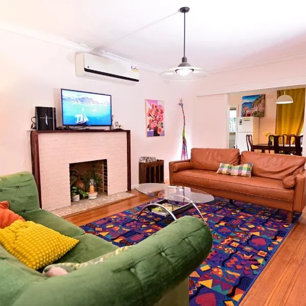 Two Pines, whole home in Tullamarine near airport!，位于墨尔本的酒店