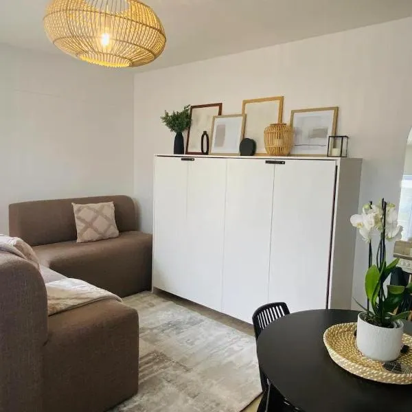 Stylish one bedroom apartment close to the beach，位于Langstrand的酒店