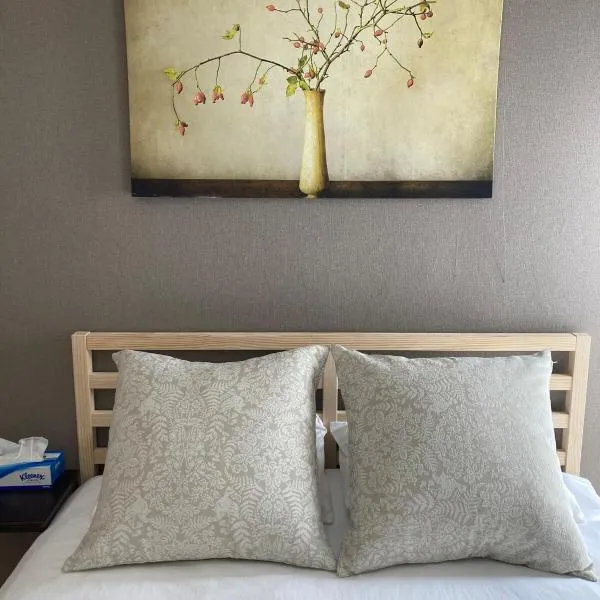 Tokyo Disney Resort 3 minutes by train, along Symbol Road, and plenty of commercial facilities!Free wifi, double bed，位于东京的酒店
