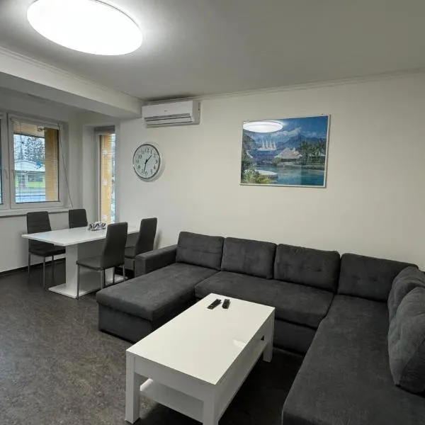 3 Bedroom Apartment, Playground, bounce mat jump ring，位于Poruba的酒店