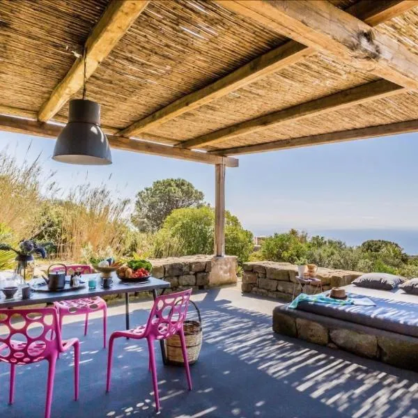 Dammusi Itaca，位于潘泰莱里亚的酒店