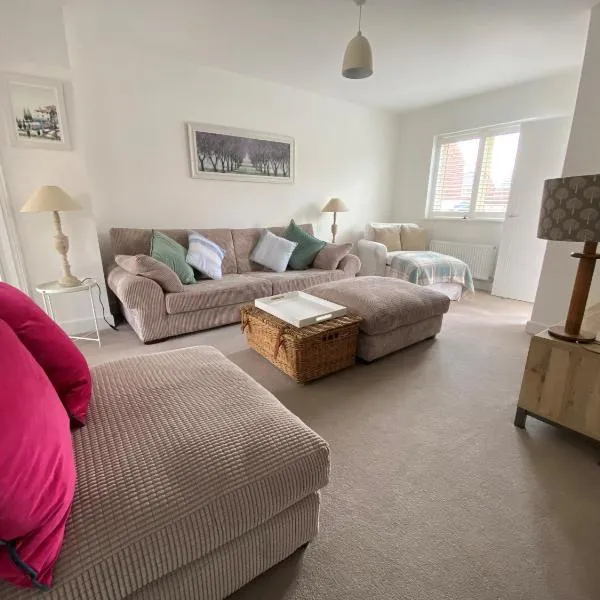 House Launton Village - close to Tythe Barn, Blenheim Palace & Bicester Shopping，位于Launton的酒店