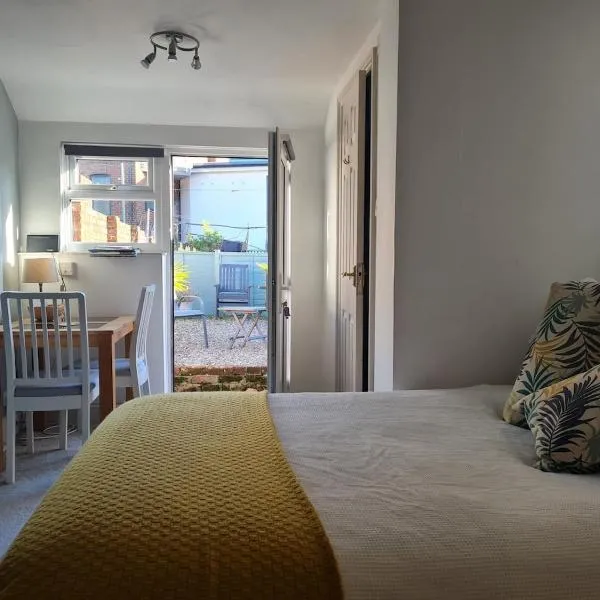 Quiet self contained studio flat near town centre and university，位于埃克塞特的酒店