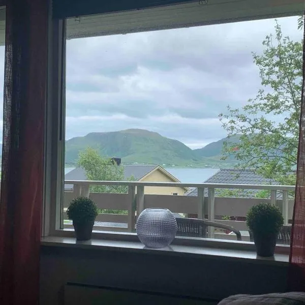 Leilighet med balkong og havutsikt på Napp.，位于Napp的酒店