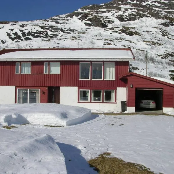 Nydelig leilighet i første etage.，位于Sund的酒店