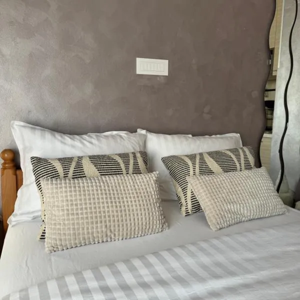 Studio apartman S，位于乌日策的酒店