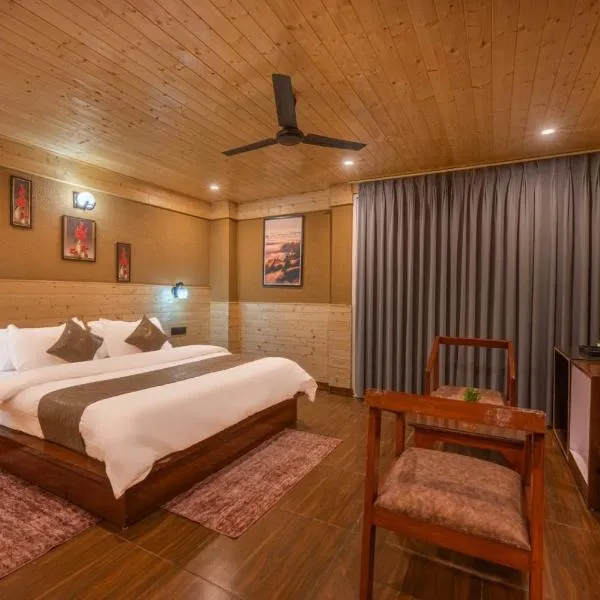 The Kufri Retreat I Family Events I Open Air Terrace I Sky Bonfire I Wooden Rooms With Pvt Balconies I by Exotic Stays，位于库夫里的酒店