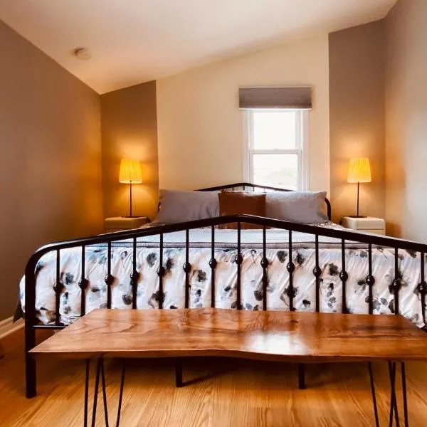 KingstonStays The Neighbourhood, Expansive loft, free parking，位于金斯顿的酒店