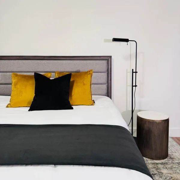 Deluxe King Bedroom Private Bath in Vancouver West，位于温哥华的酒店