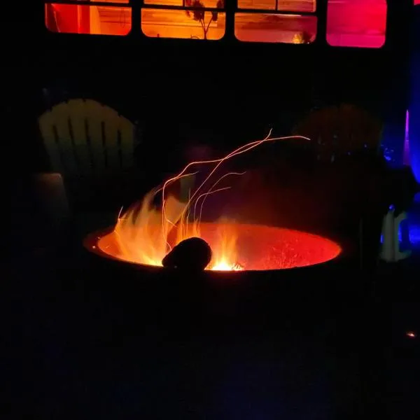 Fiery Peak Glampsite with Stargazing & Hot Tub，位于杰拉尔丁的酒店